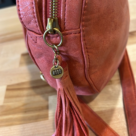 Hobo retired Moon lava leather Round Crossbody Bag - Picture 4 of 13